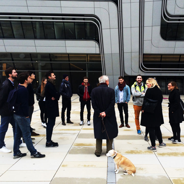 Wien exkursion wissenschaftsuni von zaha hadid mit hund und herrn schmidt
