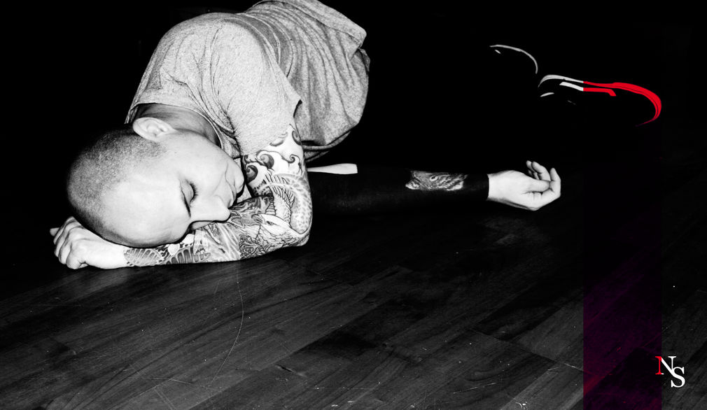 Levon laying hi credits to sophia drevenstam