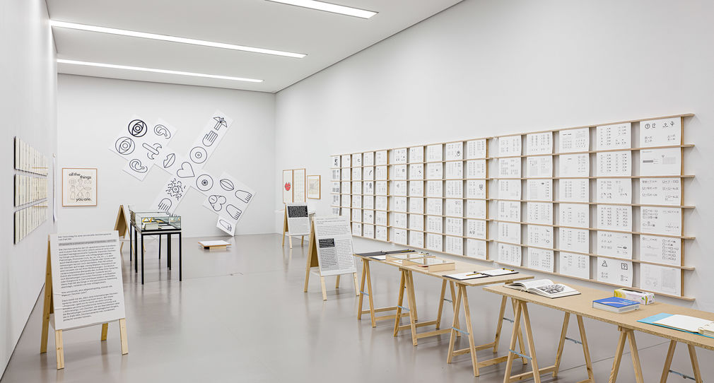 Installationsansicht piktogramme lebenszeichen emojis die gesellschaft der zeichen leopold hoesch museum dueren fotos peter hinschlaeger