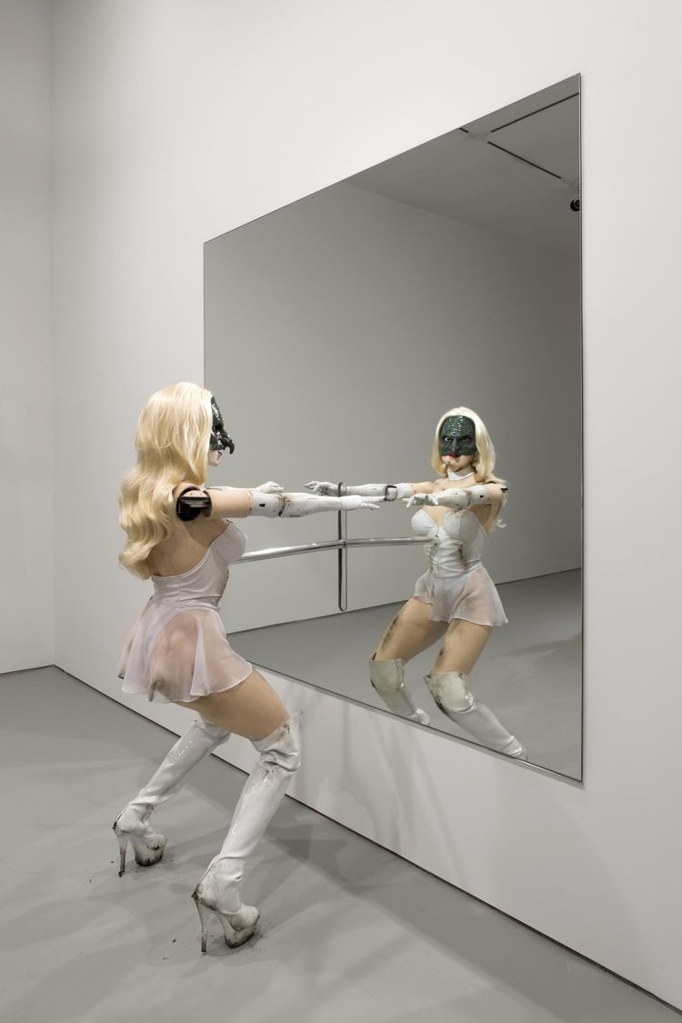 Jordan wolfon female figure 2014 photography by jonathan smith image courtesy of jordan wolfson david zwirner new york